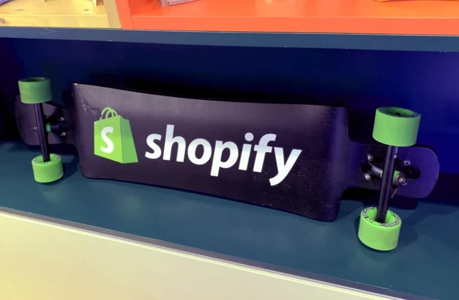 Shopify logo op skateboard
